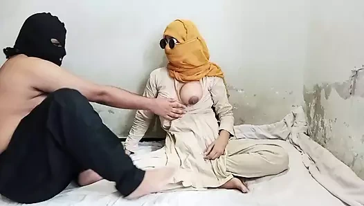 Erkek arkadaş ve kız arkadaş pansiyonda seks yapıyor