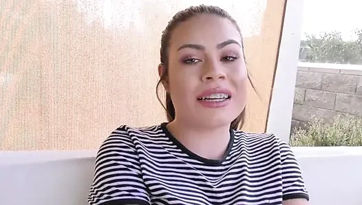 Üvey kızım Veronica Valentine salatamı atıyor