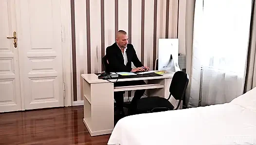 Erkek delisi Rebecca doktora gidiyor