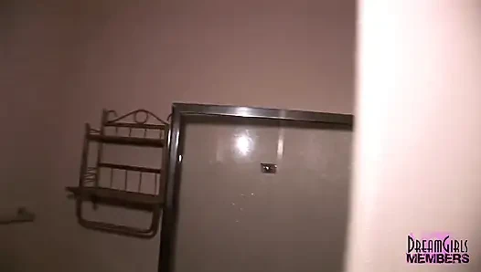 İlk kez videoda amını yalıyor ve bahar tatilinde mastürbasyon yapıyor
