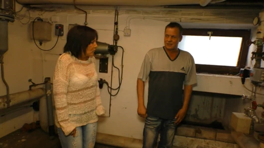 Büyük götlü piercingli ve dövmeli olgun ağzın sonunu seviyor