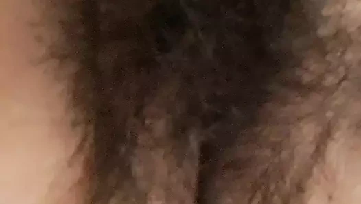 Olgun orta yaşlı seksi kadın şişman ve kıllı amcığını gösteriyor