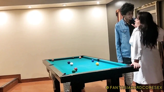 Havuz oyunundan sonra en iyi arkadaşıma iyi kalça masajları veriyorum