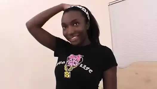 Büyük memeli zenci güzel kadın parmakla sikiliyor