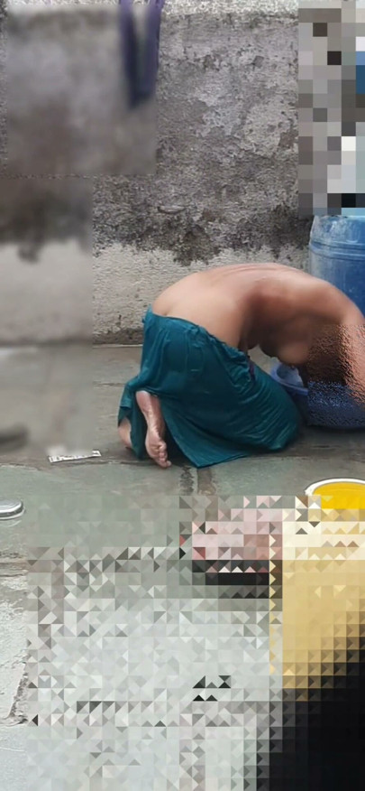 Stepaunt'un kız üvey kız kardeşi köyde açıkta banyo yaparken görülüyor bölüm 3 | Klip 2