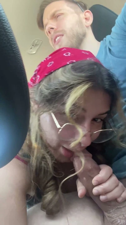 Kıllı amcık sürtük yol denemesi sırasında bana arabada sakso çekiyor! Chloe Kreams, Steve Rickz