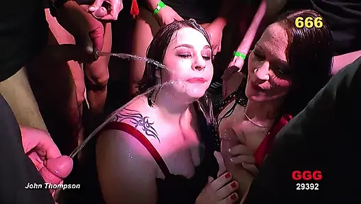 Ggg - ıslak ve vahşi - büyük memeli ve dövmeli kızıl saçlı sarışın grup sekste tükürüyor