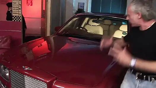 Yaşlı adamla ırklararası üçlü seks