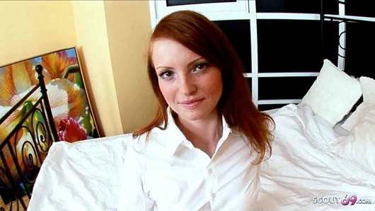 Çilli kızıl genç Kate göt deliğinden sikiliyor ve spermin tadına bakıyor