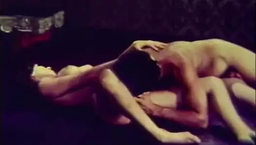 Güzel kuzgun kız tamamen tatmin olur (1960'ların vintage)