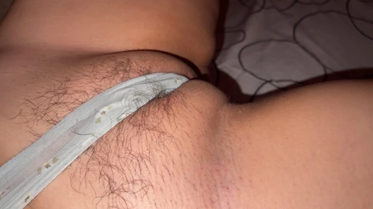Se meg leke med den lubne, veldig hårete fitta mi og få en klitorisorgasme.
