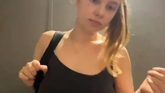 Jucielussie cumming in the gym