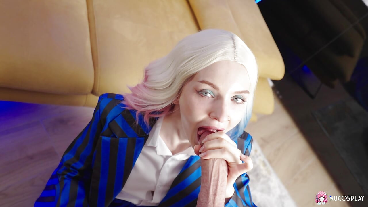 Seksi yaramaz kız Dolly Rud kanepede sert bir yarakla oynuyor.