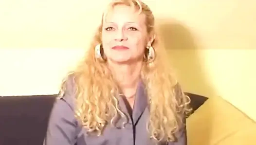 Fransız genç kız oyuncu seçmelerinde büyük oyuncakla oynuyor