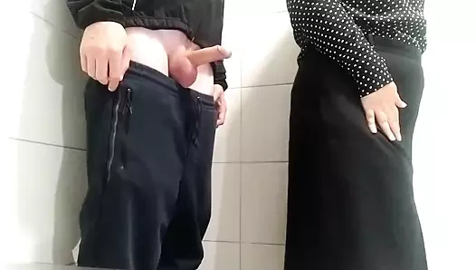 Muhteşem orta yaşlı seksi kadın umumi tuvalette beni sıvazlıyor