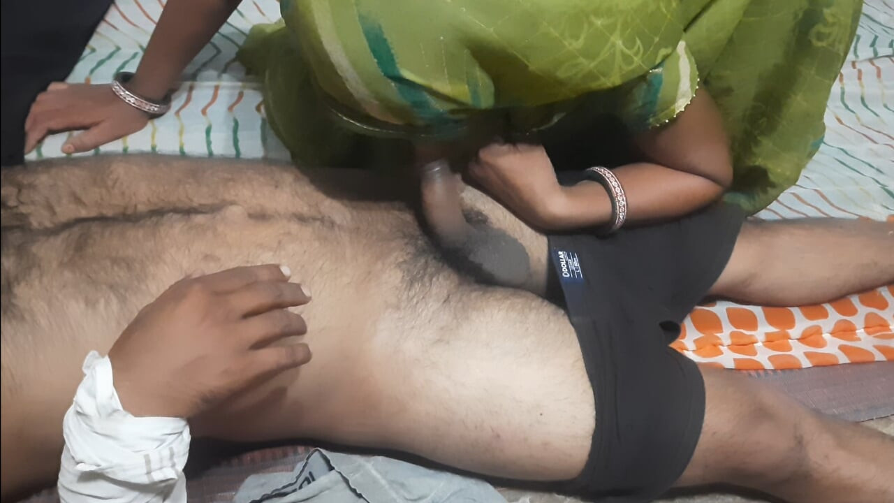 Evli üvey kız kardeş kocasına kızgın evde tek başına acı çekiyor ve yüke oturarak götünü ağzına sokuyor