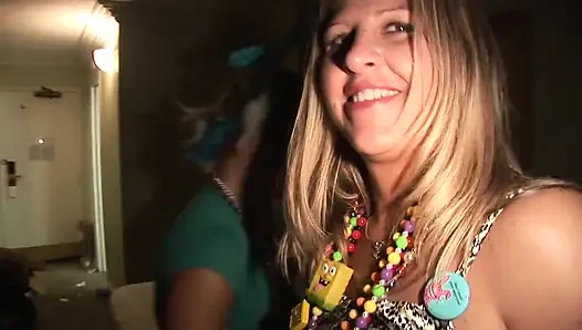 Şenlikli kızlar yatakta çıplak eğlence