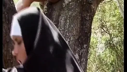 Doğal saçlı Alman orta yaşlı seksi kadın ffm fetişi üçlü grup sekste sikiliyor