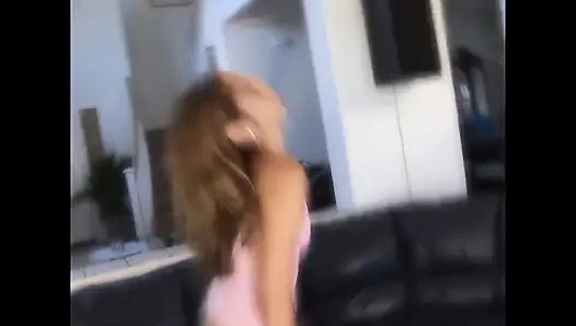 Kızgınlık dönemindeki ateşli bir sürtük ve bunu kıçına da istiyor