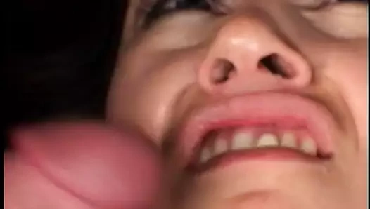 Göbek halkalı ve tıraşlı amcıklı muhteşem genç esmer adamlarla çifte sikişiyor