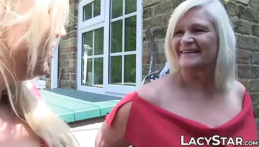 Karışık gilf üçlü sonra sulu bir yüz alır