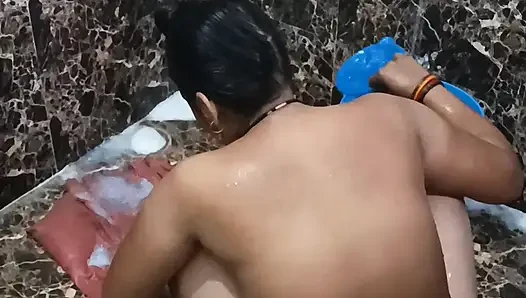 Hintli seksi kadın yarasa odası videosu