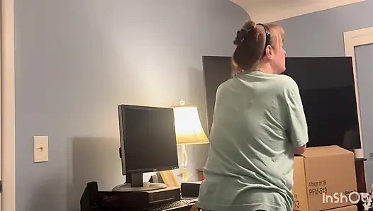 Свекровь заставляет его кончить во все ее дырки!