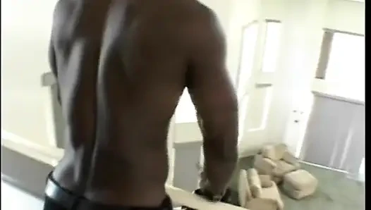 Seksi ve güzel beyaz kız zenci bir adamın ellerinde yakalandı