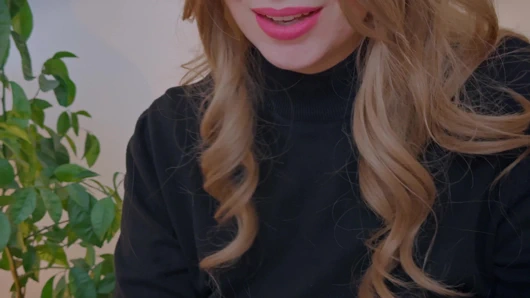 Ateşli orta yaşlı seksi kadın komşusna mesaj atıyor. Yaramaz metinler orgazma yol açıyor.