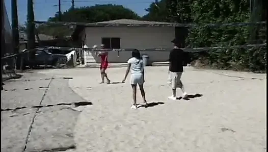 Amatör voleybolcular oyundan sonra güneşin altında dörtlü seks yapıyor