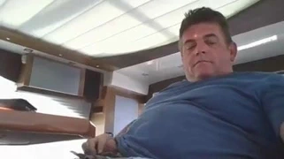 Üvey baba teknesinde yener