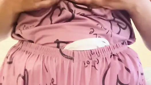 Hintli genç kız sabah ateşli sesler çıkarıyor, erkek arkadaşını beklerken gecelikle büyük meme uçlarını gösteriyor