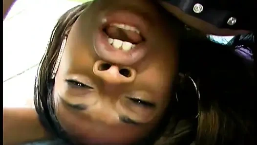 Çikolata sürtük sıkı ıslak amını yalatıyor ve kız arkadaşı tarafından parmaklanıyor