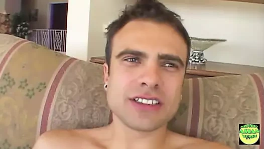 Güzel Asyalı ateşli haylee sigara içen ateşli kovboy kız seksi için bikinisini çıkarıyor