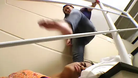 Lezbiyen karateke büyük ayaklar - agresif ve sansasyonel