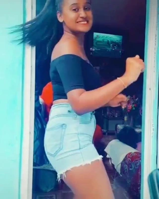 Seksi kız seksi şekilde dans ediyor - ne göt