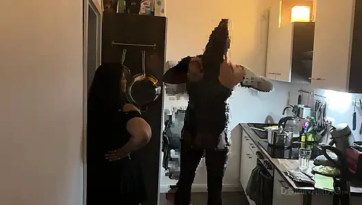 Mutfak fetişi fışkırtma çılgınlığı - olgun sürtükler her yere sırılsıklam
