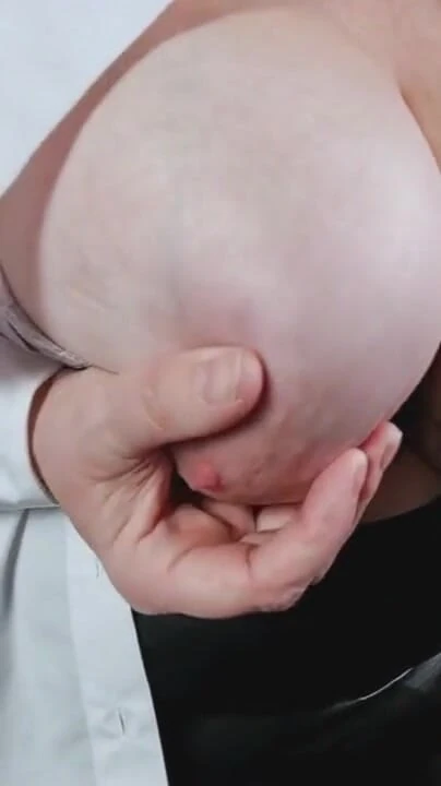 Потрясающий момент из "Жены с большими сиськами (жена милфа, белая девушка с большой шикарной задницей, фетиш зрелой жены в любительском видео)"