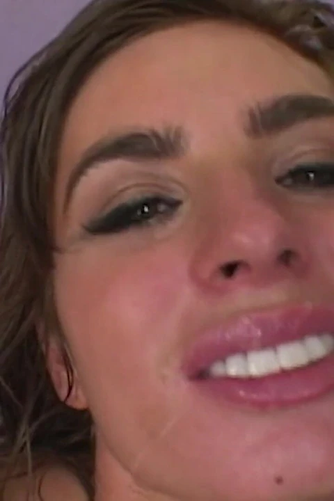 Naomi üçlü seks aktivitelerinde iyi deneyimli değil ama büyük zenci şehveti onu ileriye yönlendiriyor.