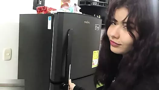 Üvey kız kardeş bu kıyafetle o kadar seksi görünüyor ki üvey erkek kardeş dayanamadı ve onu sikti - İspanyolca porno