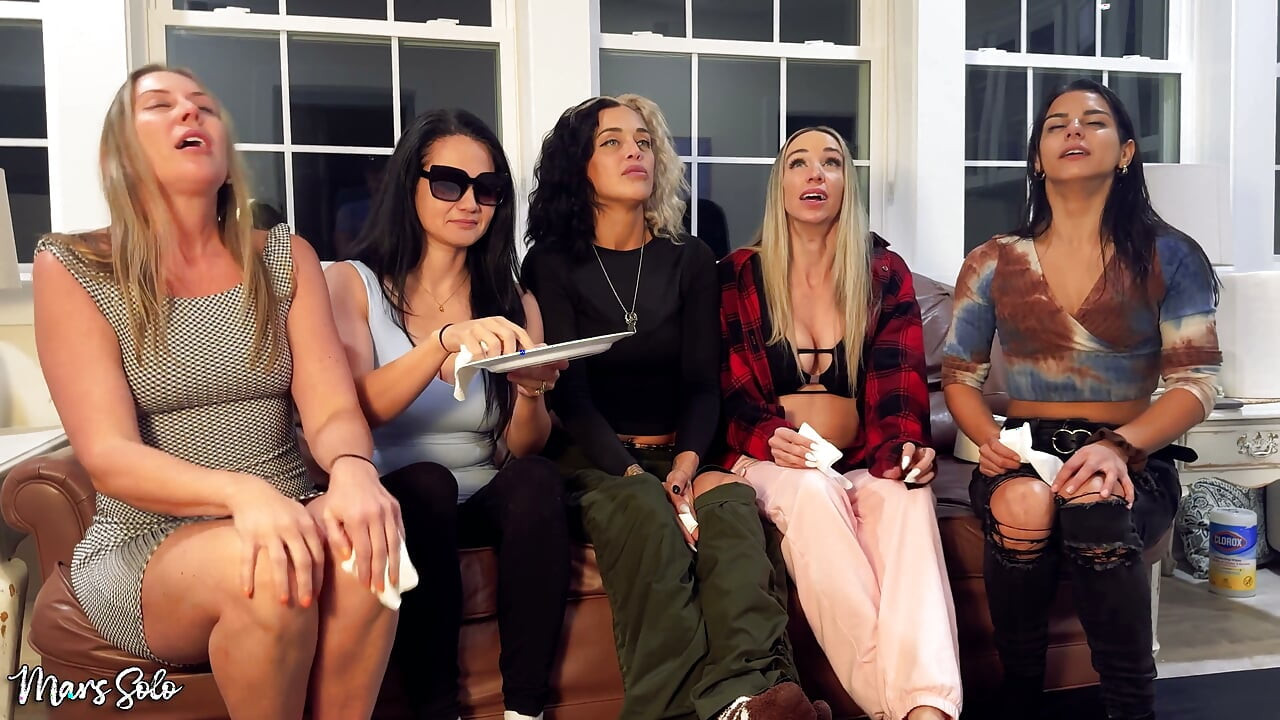 5 kız hapşırdırmayı deniyor - Mars Solo, Sinthia Bee, Seksi Sara Bee ve Andi Vicious hapşırdırarak tozla tanıştırılıyor