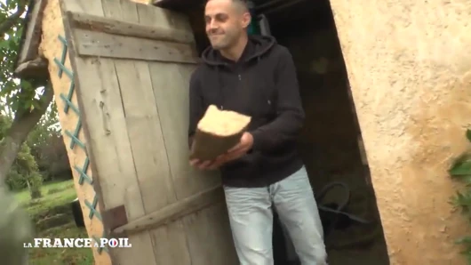 İri göğüslü fışkırtma genç erkek avcısı sarışın sert çifte sikiliyor ve dölleniyor