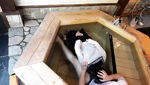 Küvette kilitlenmiş ve kampüs dışı dersler veren üniforma damlıyordu