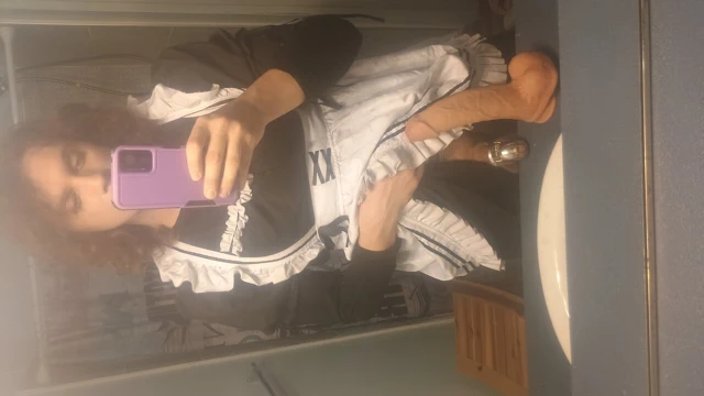 Aşağılanmış kadın kılıklı kadın göt deliğinden zevk alırken klitorisini sallıyor