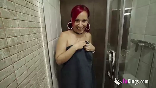 Kızıl saçlı tania'nın eşek ve kedi içinde iki horoz!