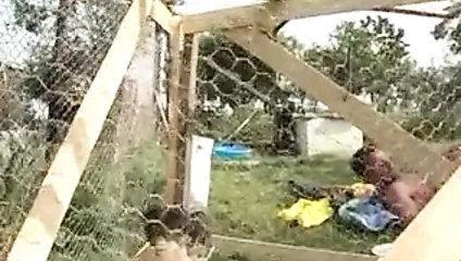 Junge Kuken geile Ferkel im Garten knallhart durchgefickt