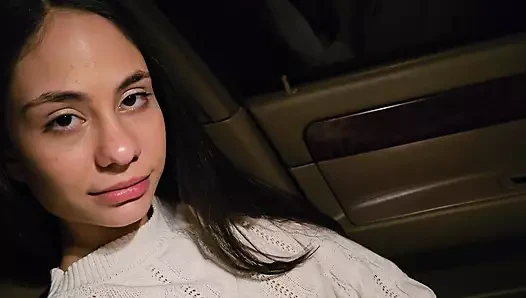 En iyi arkadaşımın erkek arkadaşının yarağını arabasında emiyor