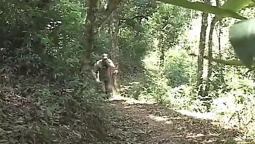 Adam askerler ormanda sert sikişiyor