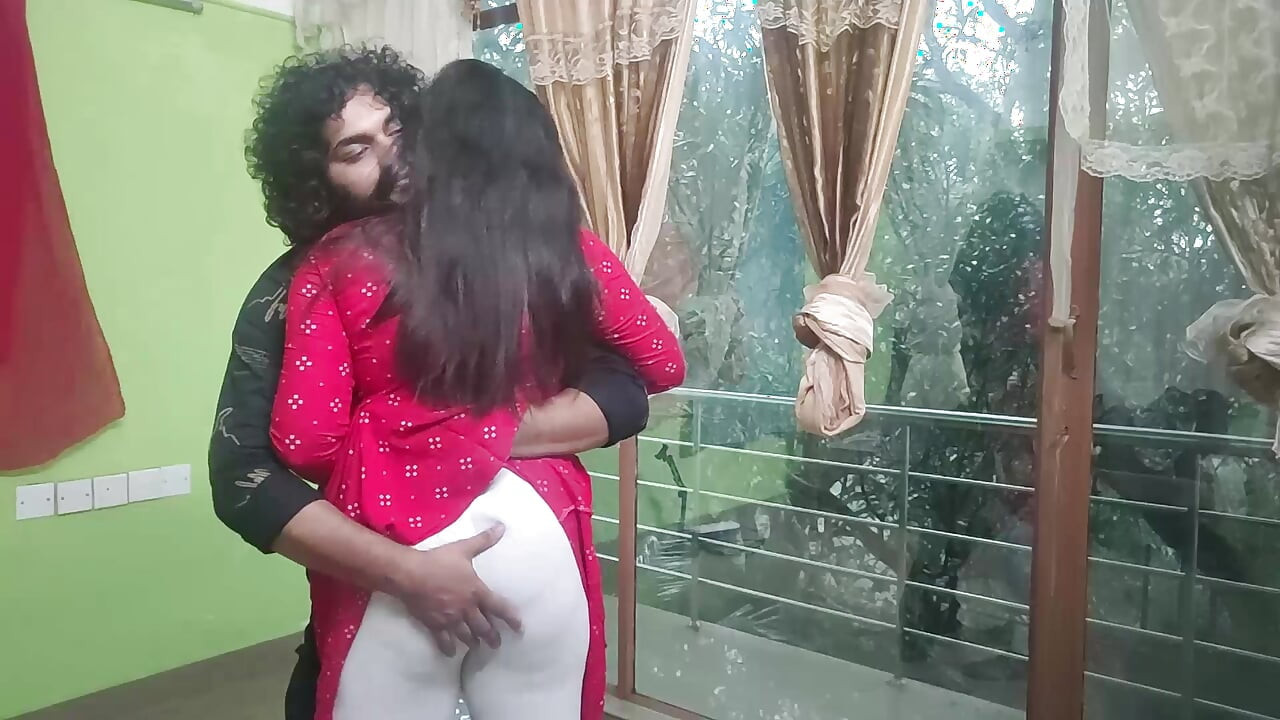 Vaishnavy ve Sharun Raj churidhar'da romantizmi, mallu çiftin öpüşme romantizmi, ateşli basını ve öpüşme romantizmi