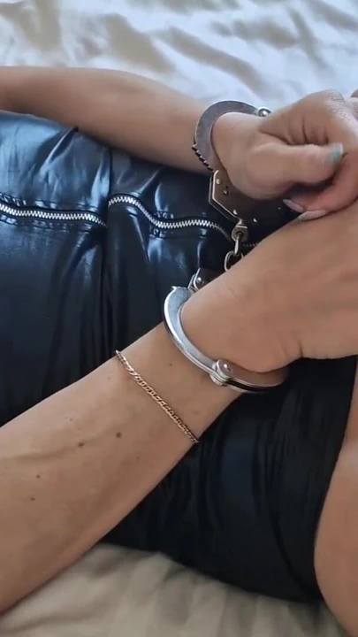 "Yakın çekim! Kelepçeli seks kölemi sikiyorum gelmemeye çalışıyor..."